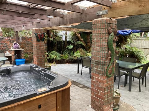 Patio, Day, Garden, Hot Tub, Garden view