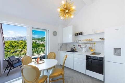Kitchen or kitchenette, Seating area