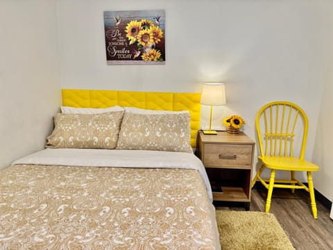 Bed, Photo of the whole room, Seating area, Bedroom