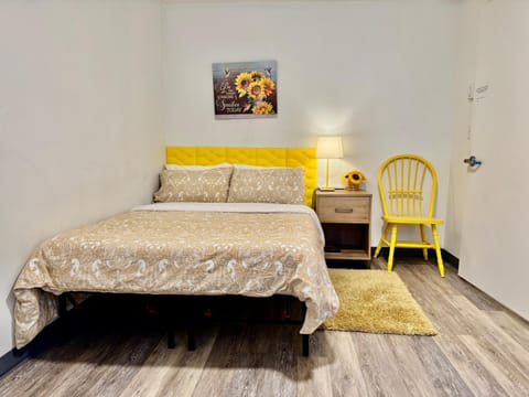 Bed, Photo of the whole room, Seating area, Bedroom