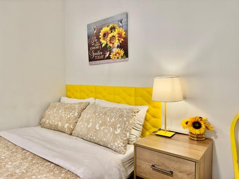 Bed, Photo of the whole room, Seating area, Bedroom