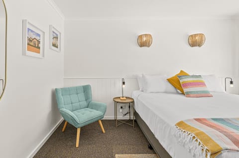 Bed, Decorative detail, Seating area, Bedroom