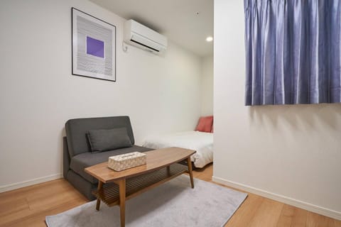 Bed, Living room, Seating area, air conditioner