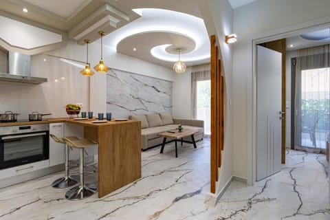 Kitchen or kitchenette, minibar, stove