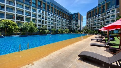 Swimming pool, sunbed