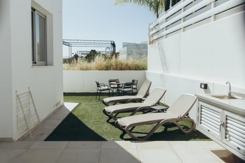 Balcony/Terrace, sunbed