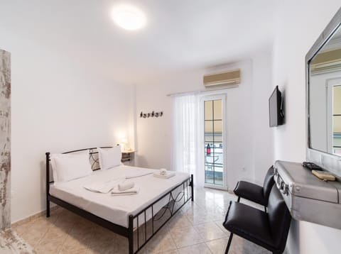 Bed, TV and multimedia, Bedroom