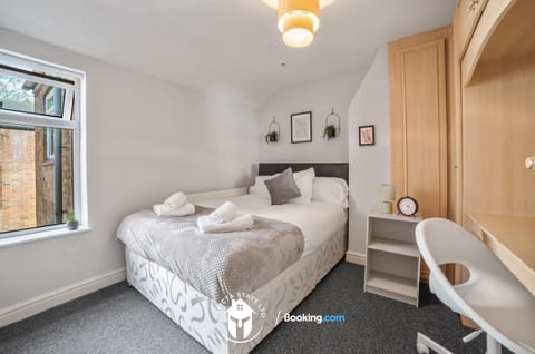 Bed, Photo of the whole room, Bedroom, towels, wardrobe