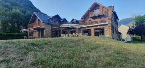 Property building, Day, Natural landscape, Garden, Garden view, Mountain view