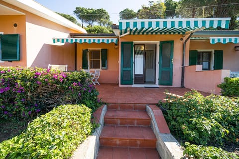 Property building, Patio, Facade/entrance