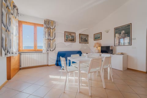 TV and multimedia, Seating area, Dining area