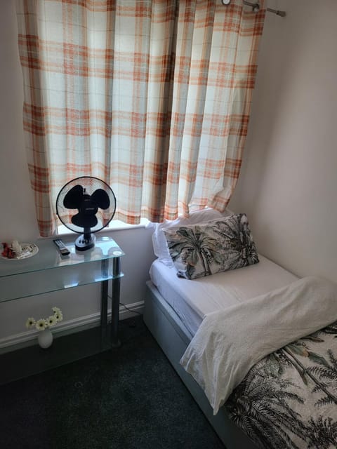 Petal Rm3 Vacation rental in Leeds