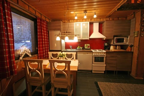 Kitchen or kitchenette, Dining area, minibar, pet friendly, stove