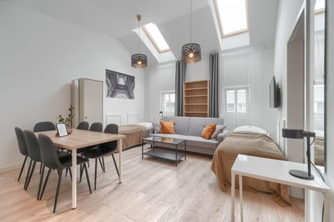 TV and multimedia, Kitchen or kitchenette, Living room, Seating area, Dining area