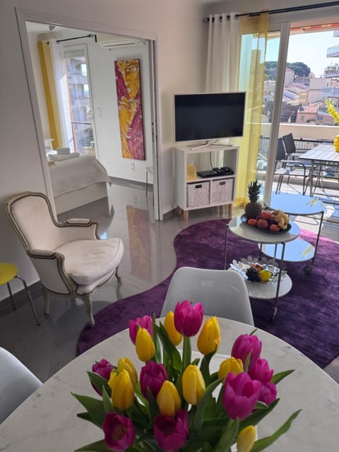 TV and multimedia, View (from property/room), Balcony/Terrace, Living room, Bedroom, City view