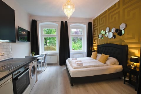 Bed, TV and multimedia, Kitchen or kitchenette, Photo of the whole room, Seating area, Bedroom