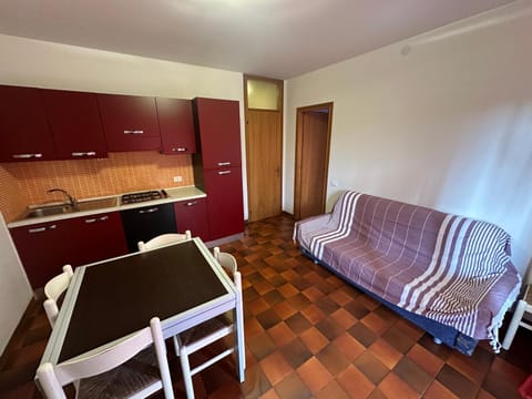 Kitchen or kitchenette, Living room, dishwasher