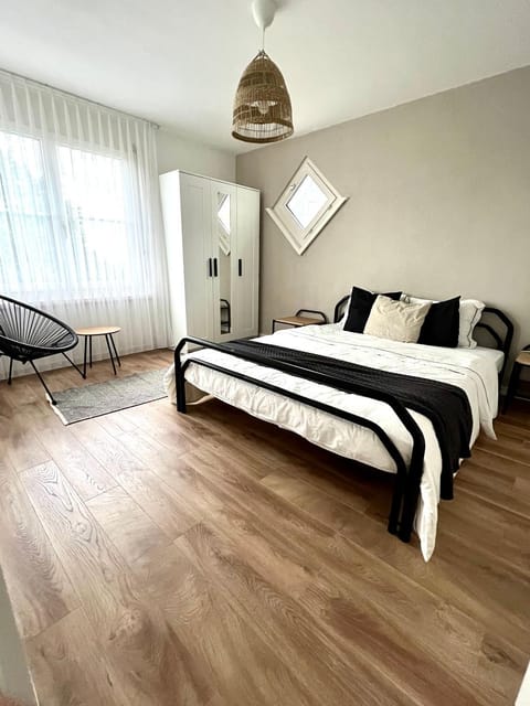Bed, Photo of the whole room, Bedroom, wardrobe