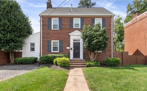 Massive 5BR Historic CozySuites House House in Alexandria