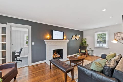 Massive 5BR Historic CozySuites House House in Alexandria