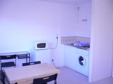 Kitchen or kitchenette, Dining area, minibar, stove
