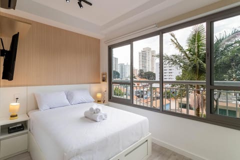 Bed, TV and multimedia, View (from property/room), Photo of the whole room, Bedroom, towels