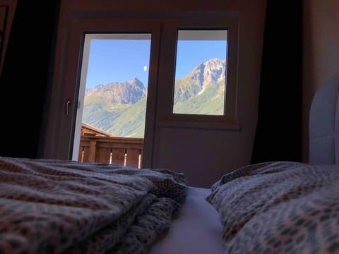 Bed, Natural landscape, Photo of the whole room, Bedroom, Mountain view