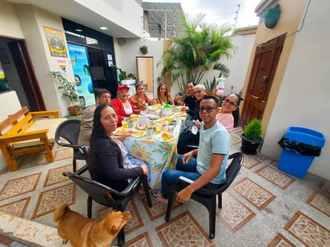 Patio, People, Food and drinks, Banquet/Function facilities, Seating area, Breakfast, group of guests