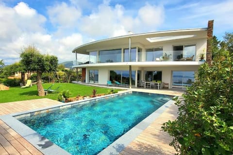 Magnificent panoramic sea view! Villa in Roquebrune-sur-Argens