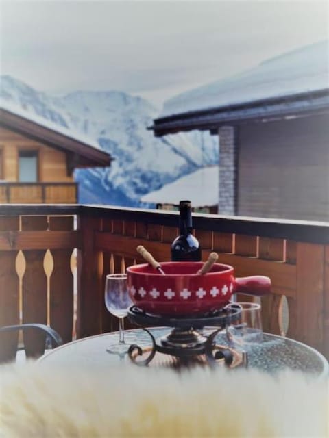 Day, Balcony/Terrace, Dining area, Mountain view