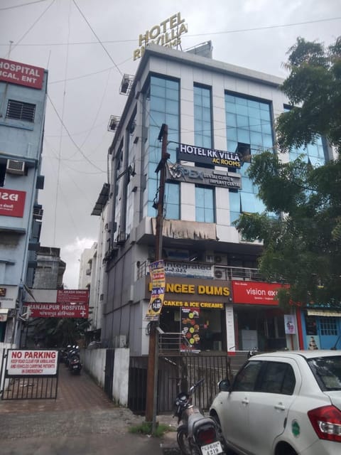 Property building, Day, Neighbourhood, City view, Street view, Location, Parking