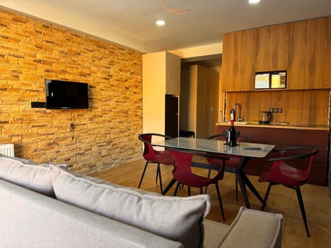 Communal lounge/ TV room, TV and multimedia, Kitchen or kitchenette, Living room, Seating area, Dining area, Evening entertainment