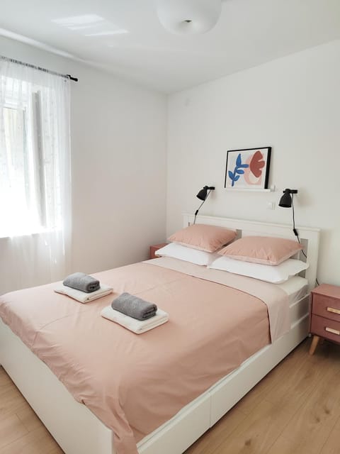 Bed, Bedroom, towels