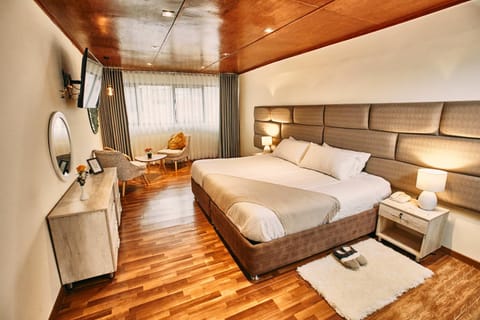 Bed, Hot Tub, TV and multimedia, Living room, Photo of the whole room, Decorative detail, Seating area, Bedroom, Street view, Area and facilities