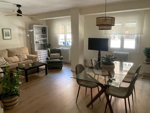 TV and multimedia, Living room, Seating area, Dining area