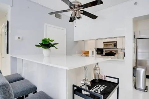 Chic Penthouse: 3BR x Pool x Gym x 2 Parking Spots Apartment in Brickell