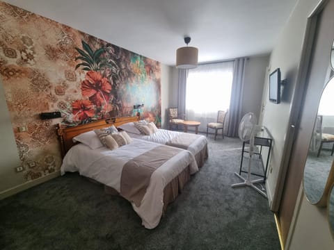 Bed, TV and multimedia, Living room, Photo of the whole room, Bedroom
