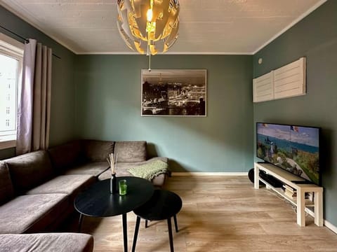 TV and multimedia, Living room, Seating area, Evening entertainment