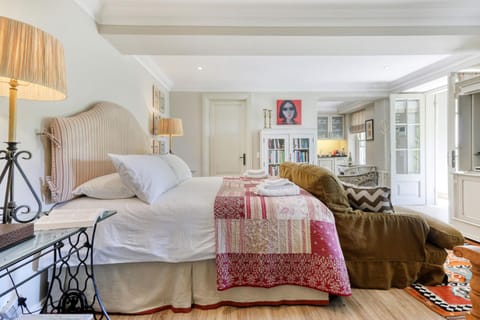 Bed, Photo of the whole room, Seating area, Bedroom