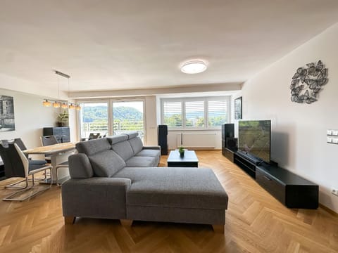 Communal lounge/ TV room, TV and multimedia, Living room, Seating area, Evening entertainment