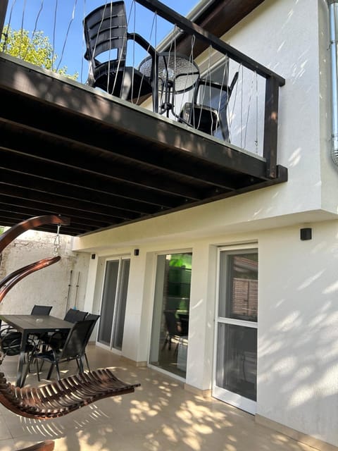 Property building, Patio, Balcony/Terrace