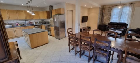 Living room, Seating area, Dining area, minibar, pet friendly, stove, toaster