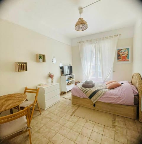 Bed, TV and multimedia, Photo of the whole room, Dining area