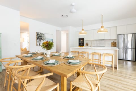 Kitchen or kitchenette, Living room, Food and drinks, Seating area, Dining area