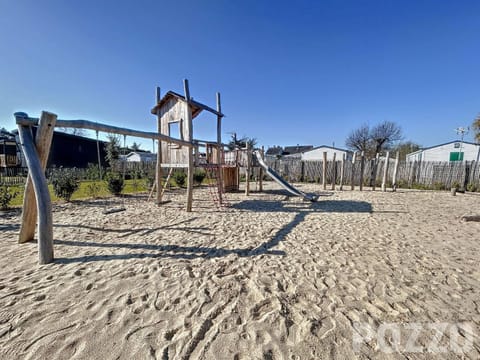 Chalet standing, 6 couchages, piscine chauffée, terrasse privée, proche plage et commerces - FR-1-361-520 Chalet in Saint-Pair-sur-Mer