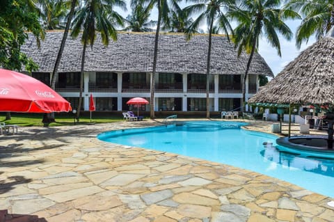 Swimming pool, sunbed