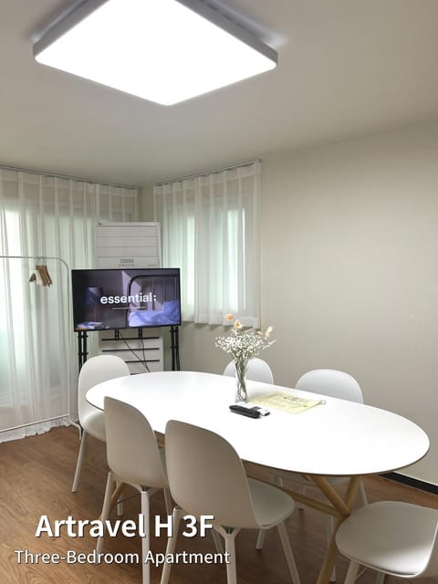 TV and multimedia, Seating area, Meals