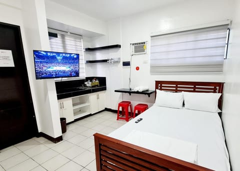 Bed, TV and multimedia, Kitchen or kitchenette, Photo of the whole room, Bedroom, air conditioner