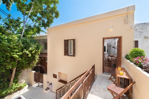 Property building, Patio, Balcony/Terrace