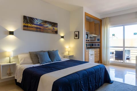 Bed, Kitchen or kitchenette, Photo of the whole room, Bedroom, minibar